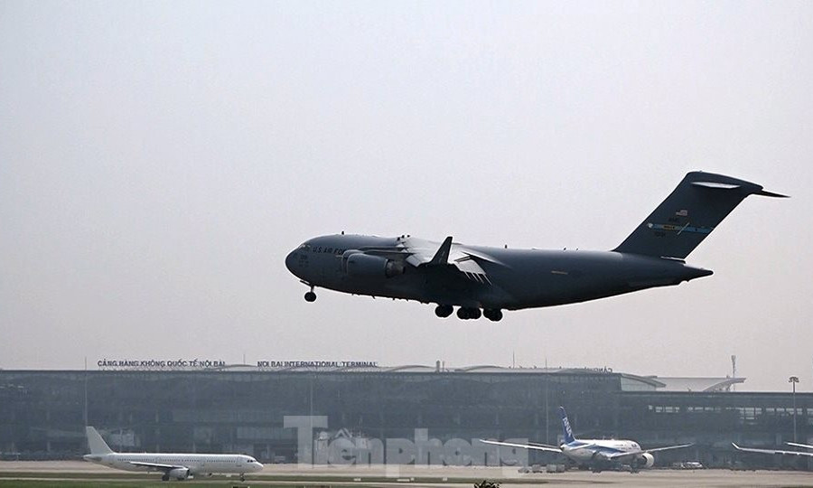 'Siêu máy bay' phục vụ Tổng thống Mỹ đến Hà Nội