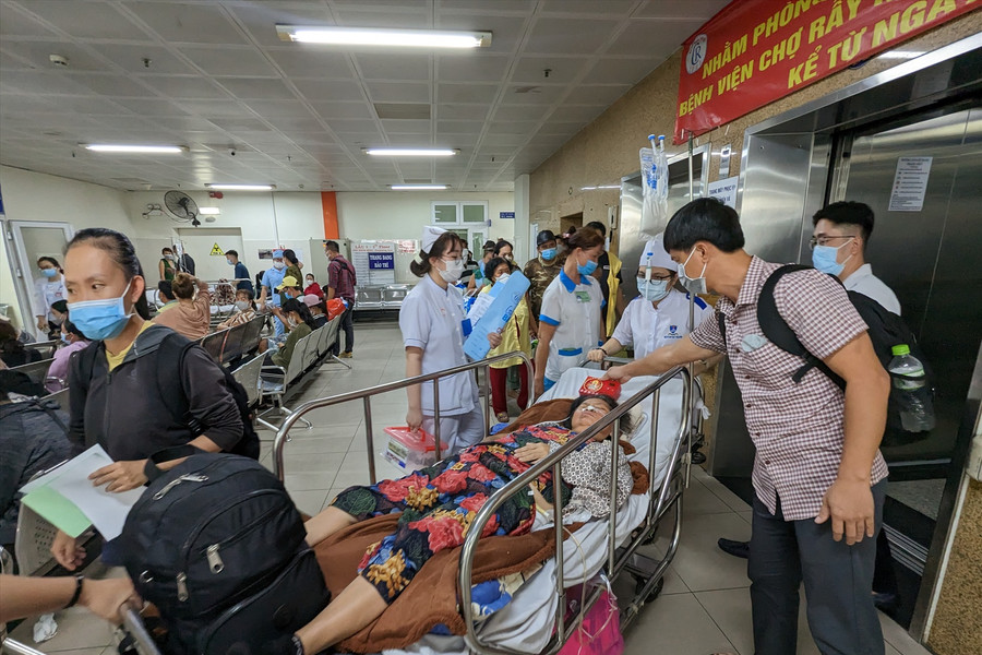Bệnh viện Chợ Rẫy cấm bác sĩ lôi kéo bệnh nhân dùng thuốc 'hàng xách tay'