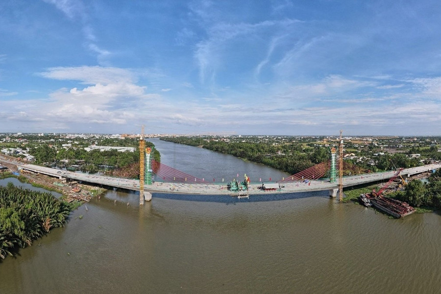 Hợp long cầu 580 tỷ đồng nối đôi bờ sông Vàm Cỏ Tây