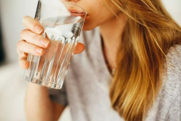 Tại sao uống nhiều nước mà vẫn khô miệng?