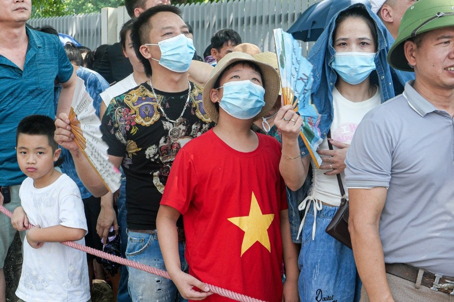 Người dân vượt cả trăm km xếp hàng chờ vào Lăng viếng Chủ tịch Hồ Chí Minh