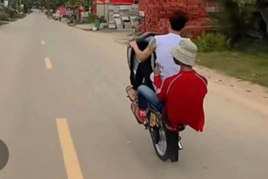 Xử phạt nhóm thanh niên bốc đầu xe máy, quay video khoe trên Facebook