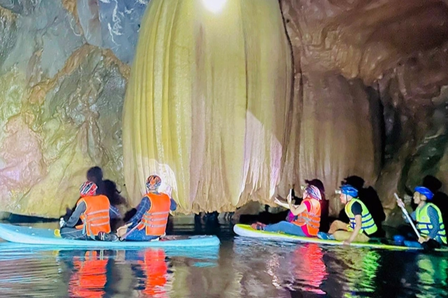 Phát hiện hang động mới có suối ngầm, thạch nhũ siêu đẹp ở Quảng Bình