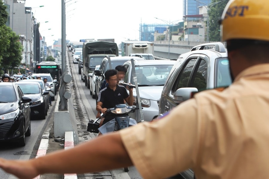 CSGT ra quân xử lý loạt xe máy 'tranh đường' ô tô đi lên Vành đai 2 trên cao