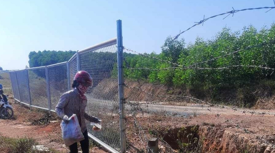Người dân tháo hàng rào bảo vệ, an toàn cao tốc Cam Lộ - La Sơn bị 'uy hiếp'