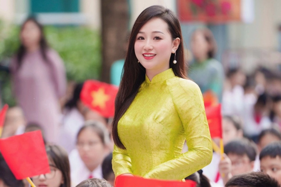 Cô giáo ở Hà Nội bất ngờ nổi tiếng sau lễ khai giảng vì xinh như hot girl