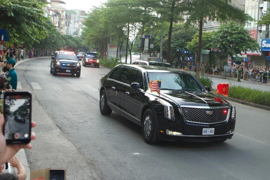 Hình ảnh đoàn xe chở Tổng thống Mỹ Joe Biden trên đường phố Hà Nội