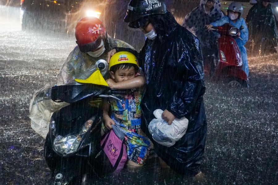 Mưa xối xả, người dân Đà Nẵng chật vật lội nước về nhà