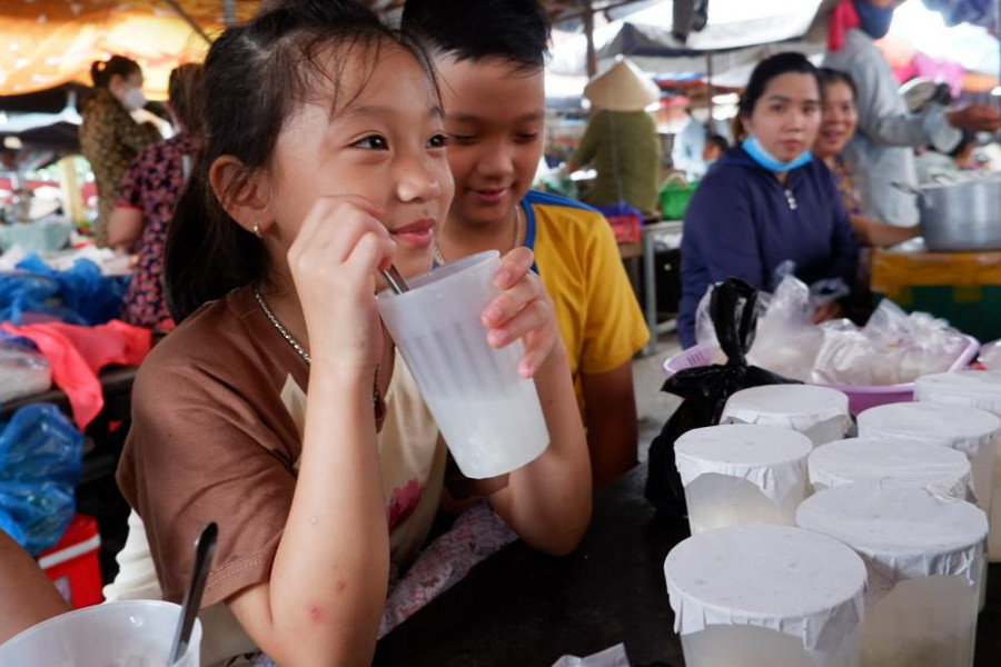 Món quà vặt ‘thơm ngọt, say say’ có mặt hơn 6 thập kỷ ở chợ Cộn Quảng Bình