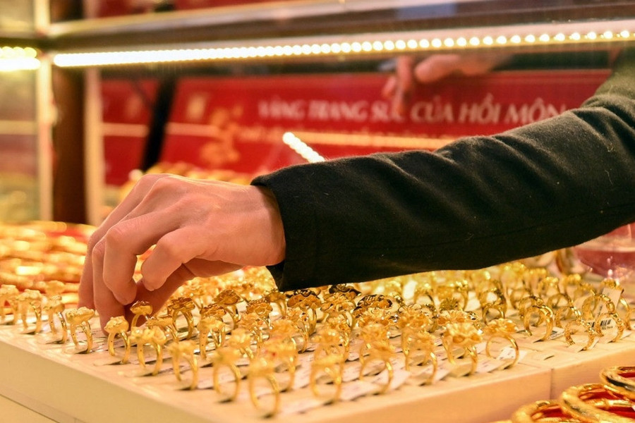 Giá vàng trong nước tăng cao, vàng miếng áp sát mốc 69 triệu đồng