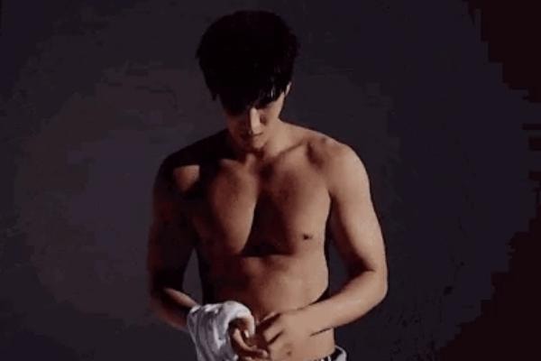 Cơ bụng 6 múi của bạn trai Jisoo (BlackPink)