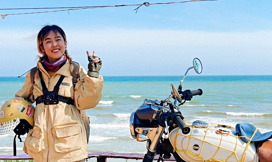 Cô gái 1m50 một mình lái mô tô xuyên Việt, tiết kiệm bằng cách ngủ nhờ