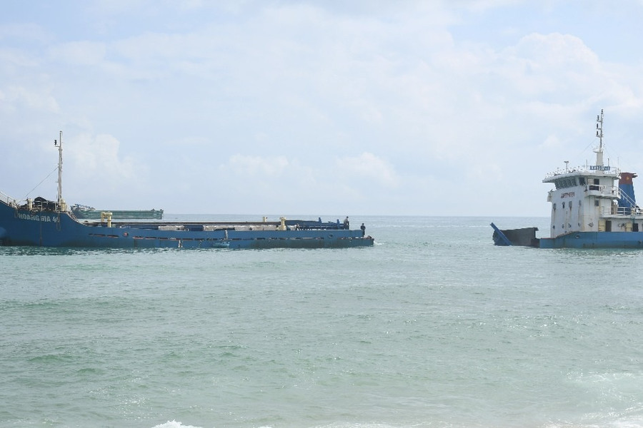 Thợ lặn cắt nhỏ xác tàu 3.000 tấn mắc cạn tại Quảng Ngãi