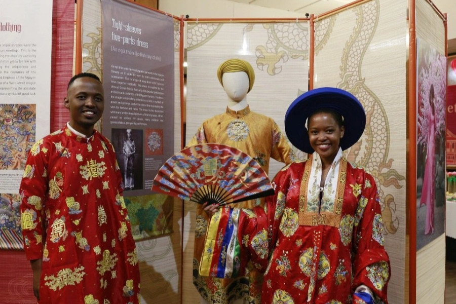 Công chúng Nam Phi thích thú mặc cổ phục triều Nguyễn, in tranh, nặn tò he