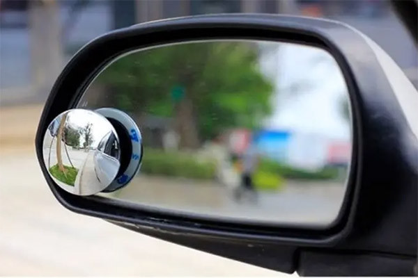 Có nên lắp gương cầu lồi vào kính chiếu hậu ô tô?