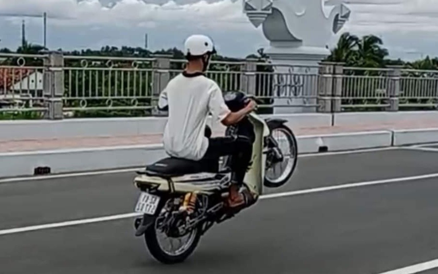 Thanh niên 17 tuổi bốc đầu xe máy, buông tay lái để quay clip đăng mạng xã hội