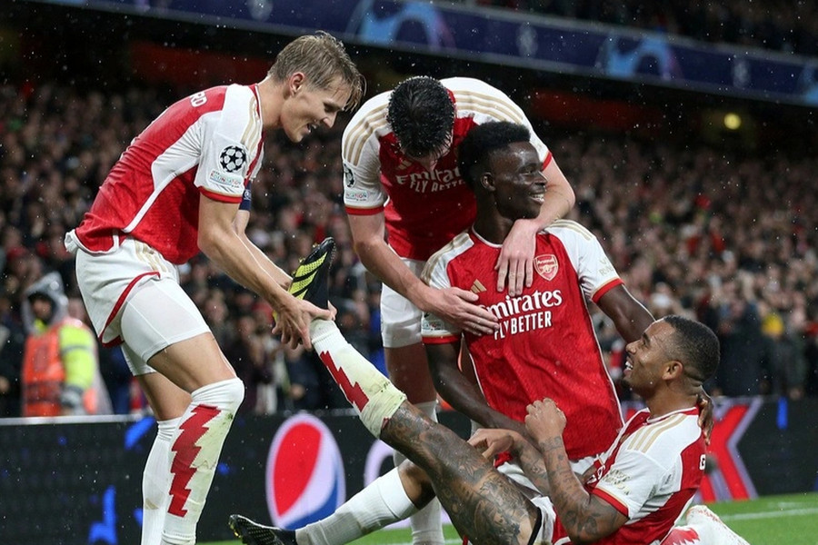 Arsenal thắng đậm PSV 4-0 ở trận ra quân Champions League