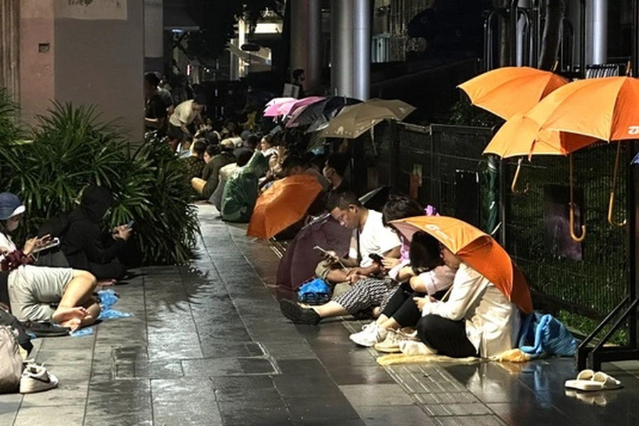 Người Việt đội mưa trước Apple Store chờ mua iPhone 15 xách tay