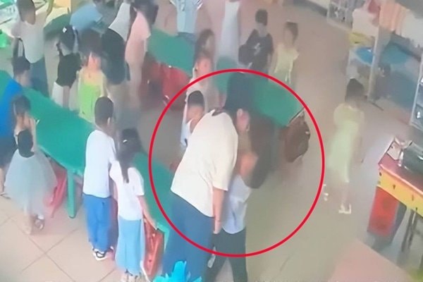 Con đi học mẫu giáo về tíu tít kể "chuyện vui", mẹ nghe xong tá hỏa, vội vàng đến trường kiểm tra camera