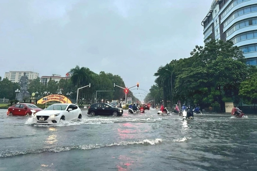 Người và xe 'bơi' trên đường phố Thanh Hóa