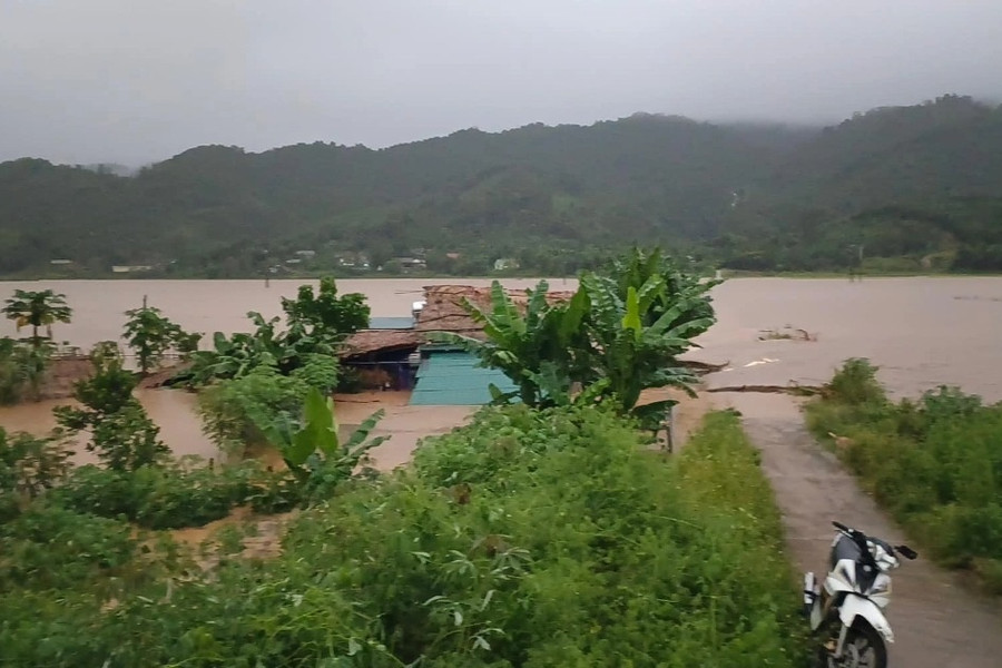 Hàng nghìn ngôi nhà ở Nghệ An bị ngập, nhiều thủy điện xả lũ