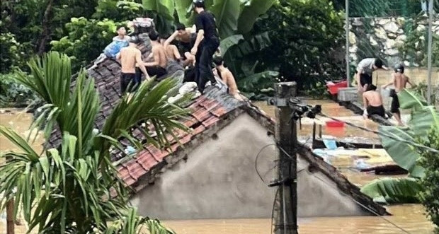Người dân trèo lên nóc nhà tránh lũ, 700 người bị cô lập ở Nghệ An