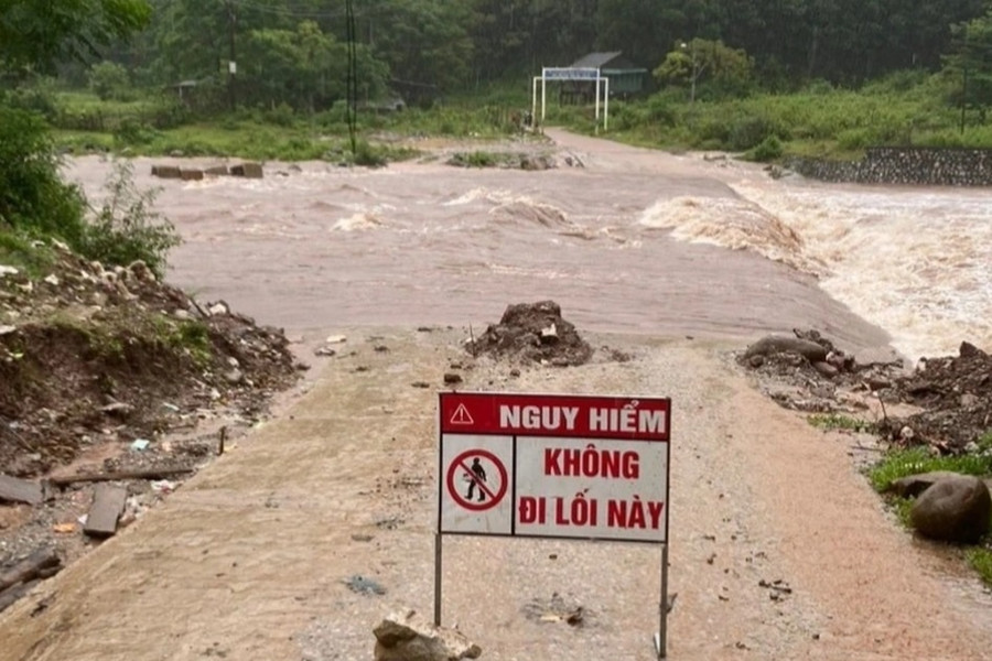 Thủ tướng yêu cầu tập trung khắc phục hậu quả mưa lũ miền Trung