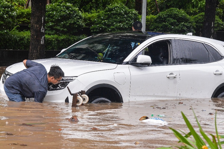 Hàng loạt ô tô ở Hà Nội 'bồng bềnh' trong biển nước