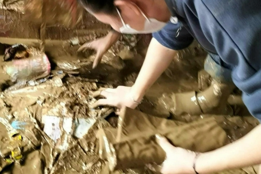 Thầy cô "bơi" trong bùn đất tìm sách, đồ dùng học tập cho học sinh