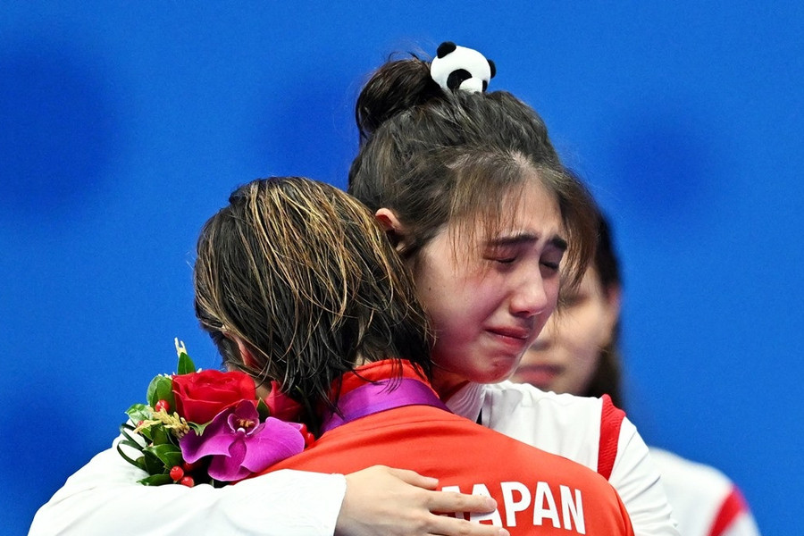 Khoảnh khắc xúc động ASIAD 19: Hai nữ kình ngư ôm nhau khóc nức nở