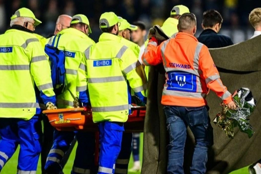 Trận đấu của Ajax Amsterdam hủy giữa chừng do thủ môn bất tỉnh