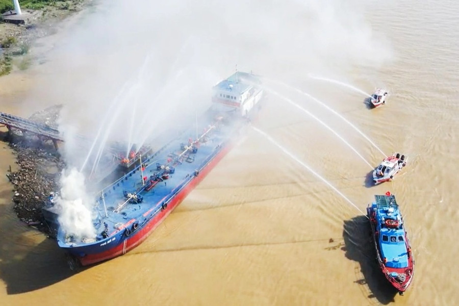 Diễn tập tình huống cháy tàu chở 1.000 tấn dầu