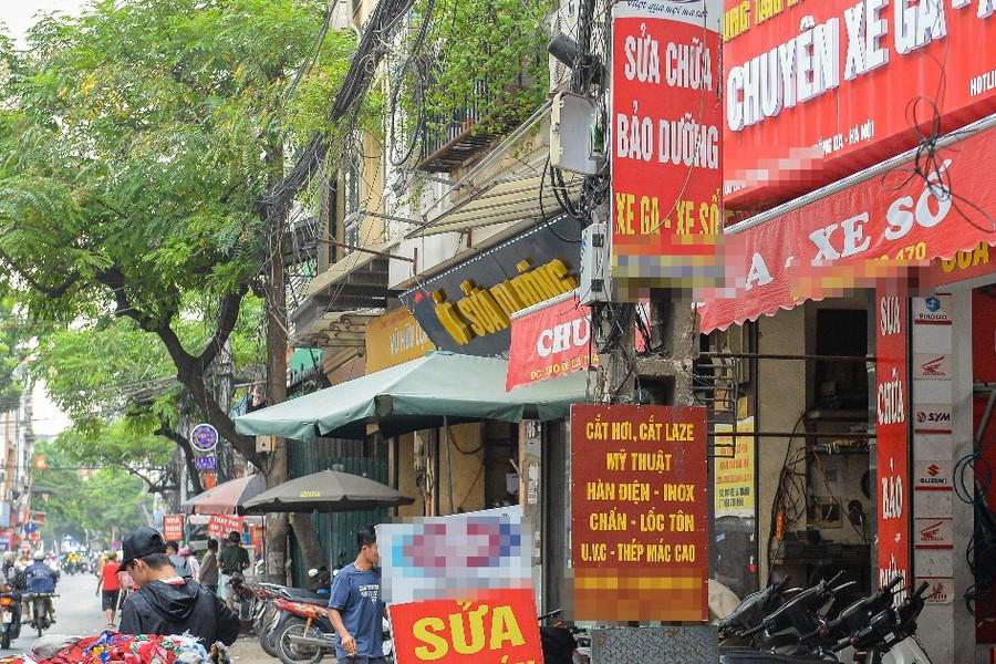 Cột điện, trạm biến áp ở Hà Nội bị quảng cáo, rao vặt "bức tử"