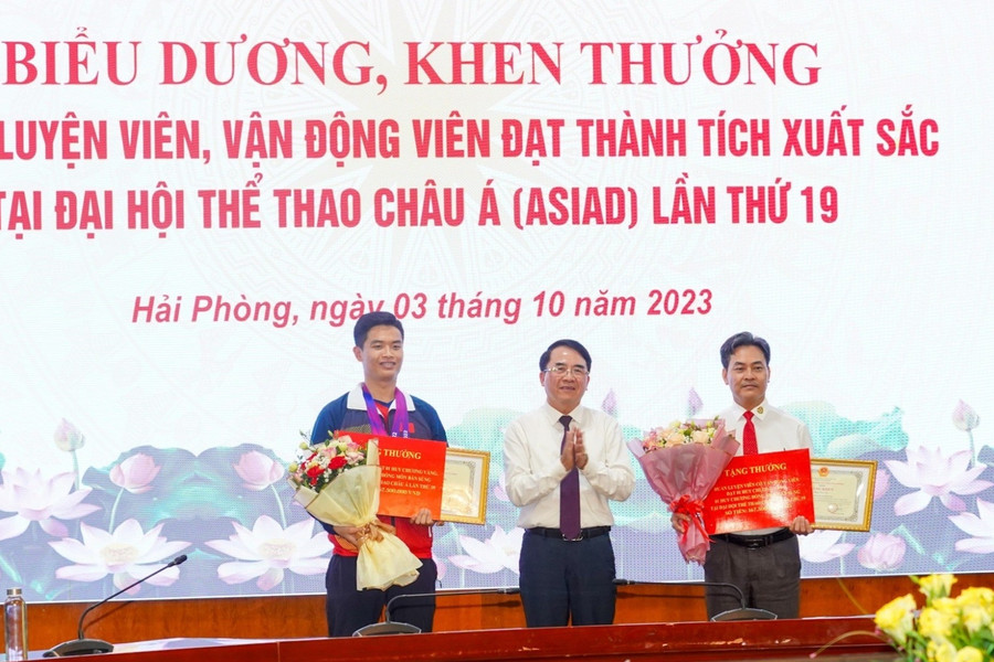 Hải Phòng thưởng 335 triệu đồng cho HLV và xạ thủ Phạm Quang Huy