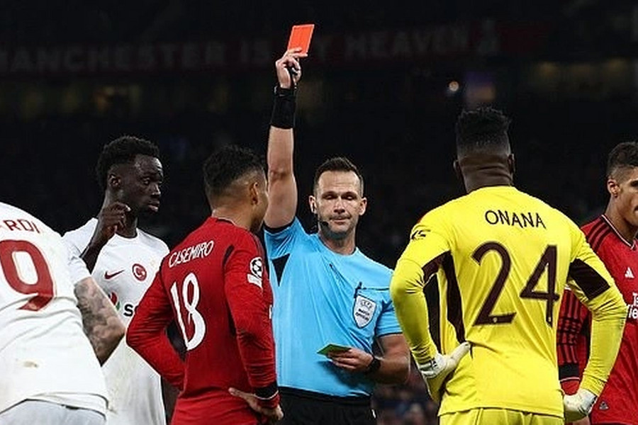 Khiến đồng đội nhận thẻ đỏ, thủ môn Onana bị chỉ trích dữ dội