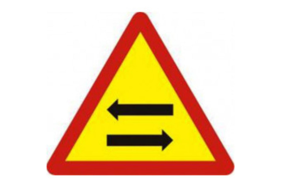 Thấy biển báo giao nhau với đường hai chiều phải chú ý điều gì?