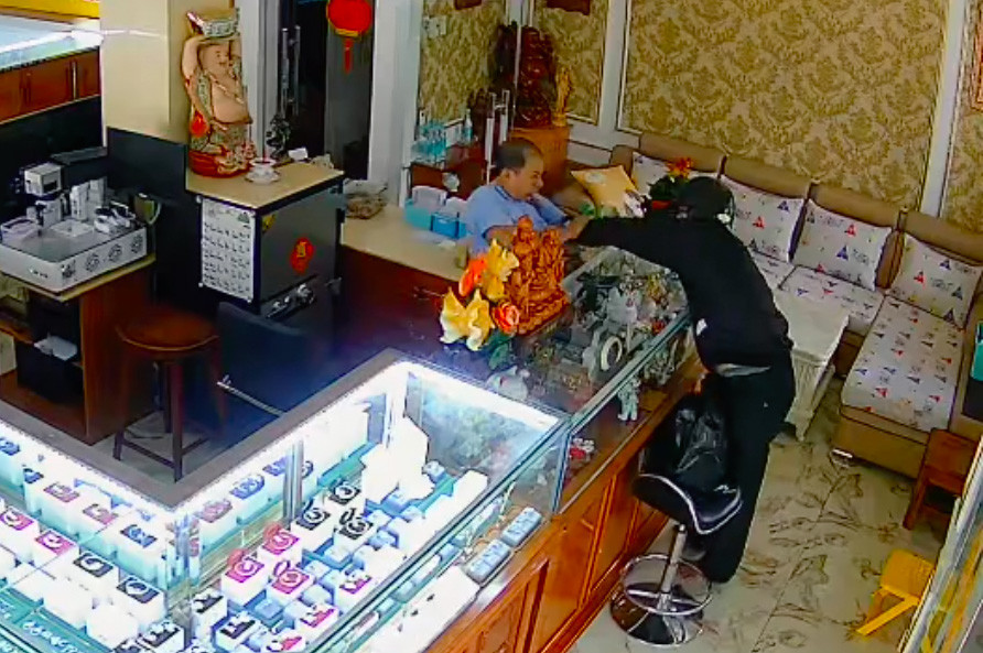 Bắt nóng nghi phạm cướp tiệm vàng ở Trà Vinh