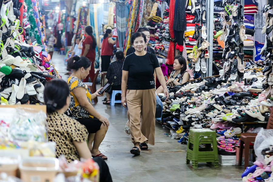 Độc đáo khu chợ dưới 'lòng đất' tại Hà Nội