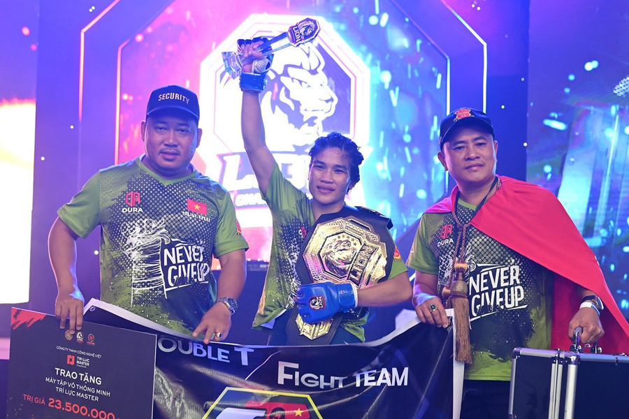 Nữ hoàng Muay Thanh Trúc bảo vệ ngôi vô địch MMA sau 2 phút 26 giây