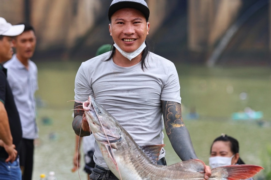 Người dân đổ xô bắt cá tra, cá lăng nặng hơn 10kg ở hồ Trị An