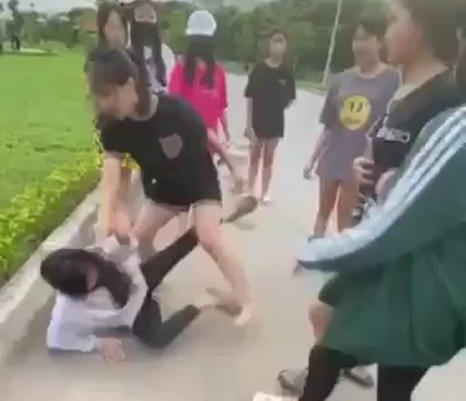Nữ sinh ở Thanh Hóa bị đánh hội đồng ở công viên đông người