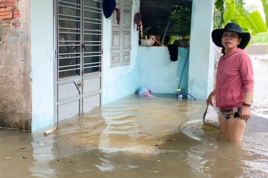 Đà Nẵng mưa ngập sâu từ nhà ra đường phố