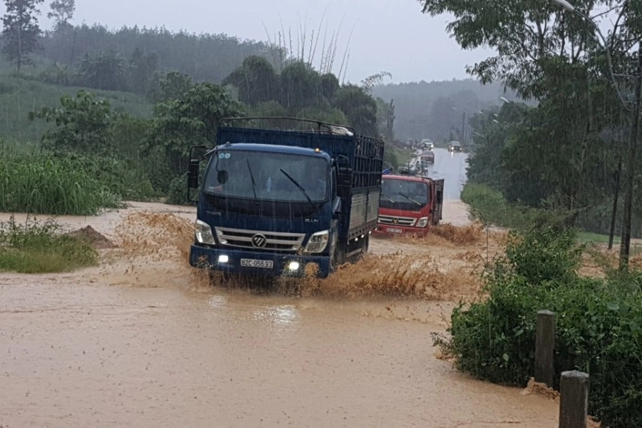 Mưa lớn khiến giao thông từ huyện Sa Thầy đến TP Kon Tum bị chia cắt