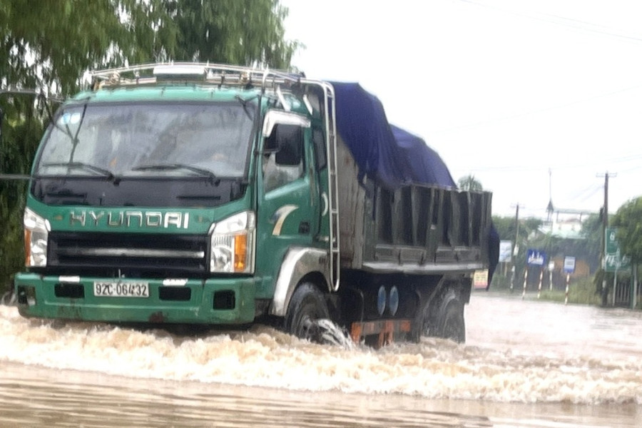 Đường quốc lộ ở Quảng Nam ngập sâu, phương tiện chật vật di chuyển