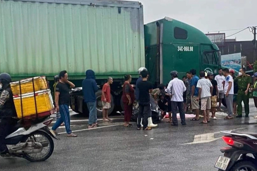 Va chạm với container, 2 ông cháu thương vong