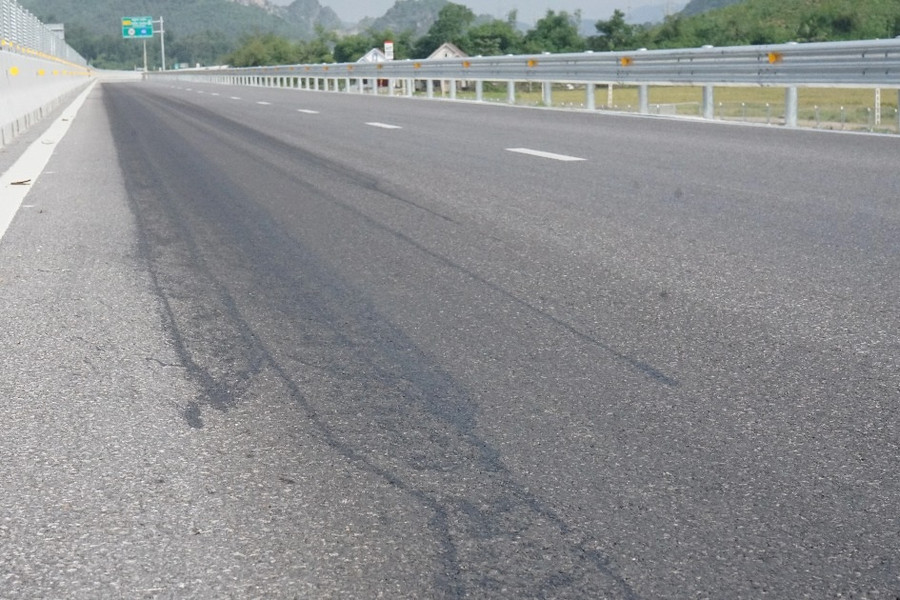 Cao tốc Nghi Sơn - Diễn Châu nghi bị đổ hóa chất phá hoại
