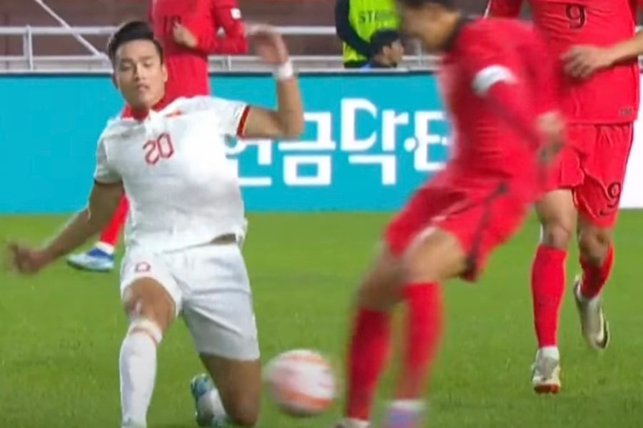 Va chạm với Son Heung Min, Bùi Hoàng Việt Anh nhận thẻ đỏ oan ức?
