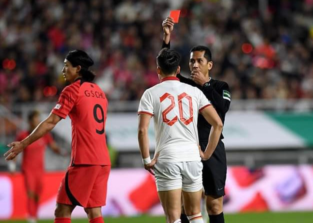 Cầu thủ Hàn Quốc xin trọng tài xoá thẻ đỏ cho trung vệ Bùi Hoàng Việt Anh