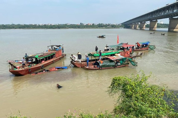 Xà lan va chạm với thuyền đánh cá trên sông Hồng, 1 người tử vong