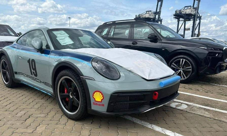 Rộ tin đồn ông Đặng Lê Nguyên Vũ mua Porsche 911 Dakar thứ 2 về Việt Nam